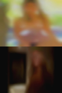 R0b19804, mature women kicking